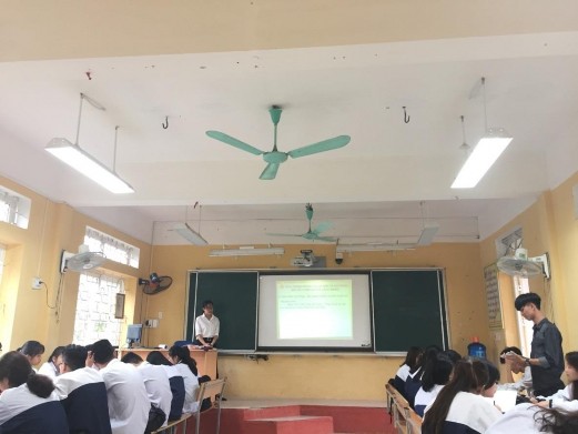 Học sinh trả lời các câu hỏi trong bài học Cả lớp tập trung theo dõi các 3