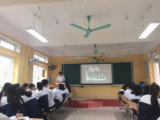 Cả lớp tập trung theo dõi các đoạn phim Các nhóm nhận nhiệm vụ Các nhóm trao 5