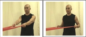 Hình 15 bài tập duỗi cánh tay với dây chun Hình 16 Bài tập xoay trong với dây chun 10