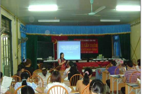 Hình 3 2 Tập huấn cho Nhóm chăm sóc sức khỏe tâm thần học sinh Trường TH Hoàng 2