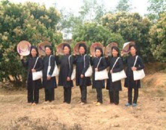 Phụ nữ Sán Chí đi trảy hội hát dân ca Nguồn Tác giả tự chụp Hát đối đáp 1