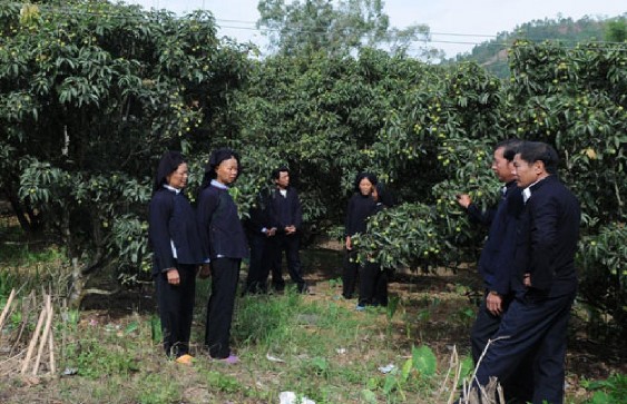 Hát đối đáp giao duyên của câu lạc bộ hát dân ca ở xã Biên Sơn huyện Lục 2