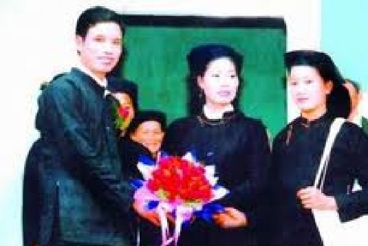 Cô dâu chú rể trong đám cưới của người Sán Chí trước đây Nguồn baobacgiang 5