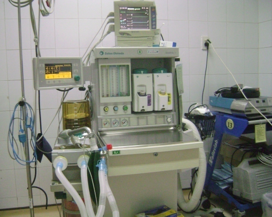 Hình 2 1 Máy gây mê Datex Ohmeda và monitor Nihon Kohden Hình 2 2 Máy TCI Terumo Nhật 1
