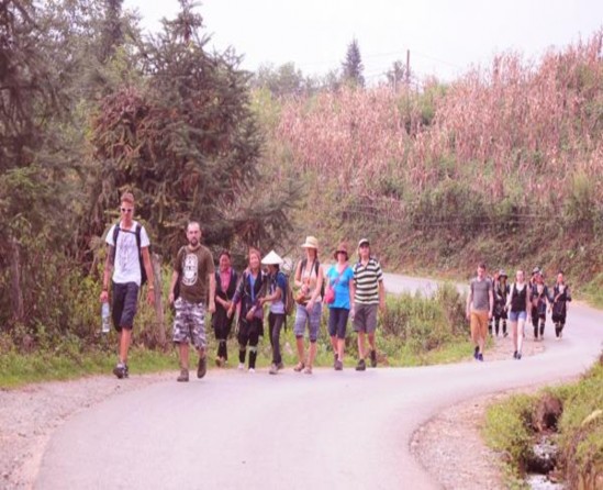 Dẫn đường cho du khách Dệt thổ cẩm Múa khèn Cậu bé H’Mông đen Nấu thắng 2