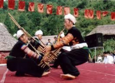 Múa khèn Cậu bé H’Mông đen Nấu thắng cố 4