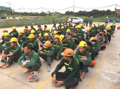Hình 2 1 Huấn luyện và phổ biến an toàn lao động trên công trường dự án The 1