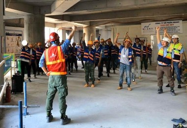 Hình 2 3 Công nhân thể dục và hô khẩu hiệu an toàn mỗi buổi sáng Nguồn Tác 1