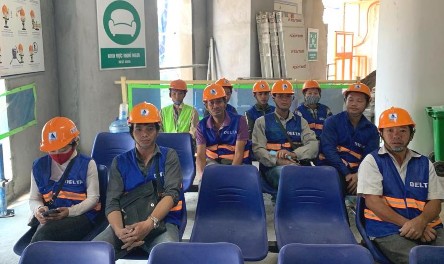 Hình 2 4 Lớp học an toàn tại công trường Nguồn Tác giả chụp  Nội dung 2