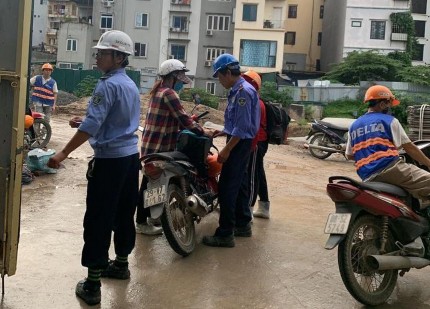 Hình 2 6 Lực lượng bảo vệ làm nhiệm vụ kiểm soát người lao động ra vào 2