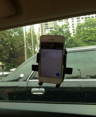 Hình 3 2 Gắn điện thoại thông mình đã cài sẵn phần mềm RoadLabPro tại 3 vị 2