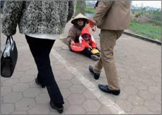 Hình 12 Nạn ăn xin ở khu di tích đền Trần Hình 13 Hướng dẫn viên thuyết minh 2