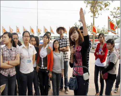 Hình 13 Hướng dẫn viên thuyết minh ở khu di tích đền Trần 3